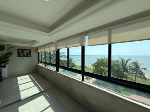 Cozy and Relaxing Oceanfront Apartment