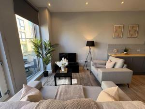 Spacious 2 Bed Apartment By CRSL