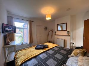 Cosy Getaway Close to Railway