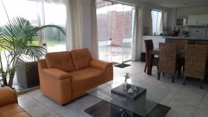 Casa amplia con jardín frente al mar