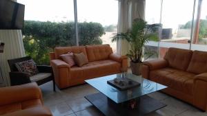 Casa amplia con jardín frente al mar