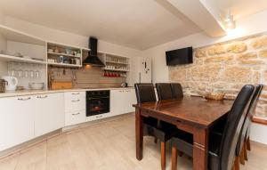 2 Bedroom Stunning Home In Medvida