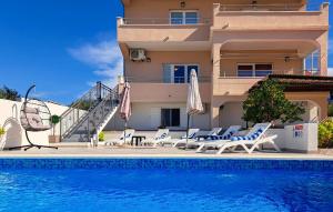 Holiday Home - Five-Bedroom Holiday Home Kanica With Sea View