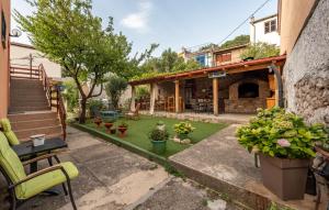 Beautiful Apartment In Karlobag