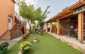 Beautiful Apartment In Karlobag