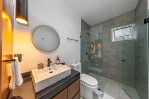 Stylish 1BD w Rooftop Pool Walk to Beach 5th