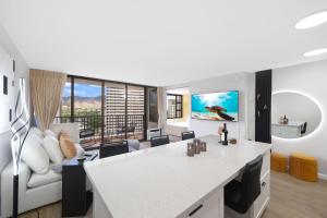 Freshly Updated Condo in Waikiki with Free Parking
