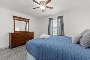 Bombastic Beach Bungalow, 10 Min WALK to the Beach