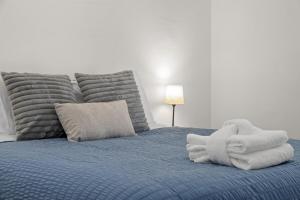 Bombastic Beach Bungalow, 10 Min WALK to the Beach