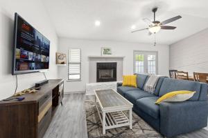 Bombastic Beach Bungalow, 10 Min WALK to the Beach