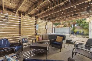 Bombastic Beach Home, HOT TUB, 8min WALK to Beach