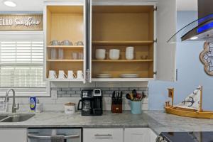 Bombastic Beach Home, HOT TUB, 8min WALK to Beach