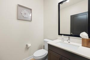 Stylish 1BR Retreat in Houstons Sawyer Yard Art District Minutes to Downtown