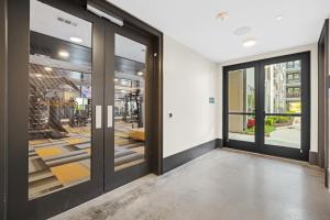 Stylish 1BR Retreat in Houstons Sawyer Yard Art District Minutes to Downtown