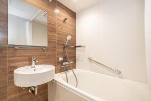 4 min walk to Otemachi station! 12 min walk to Tokyo Station! Spacious 3LDK, large glass windows with good lighting, elevator, convenient transportation, walking distance to the Imperial Palace!