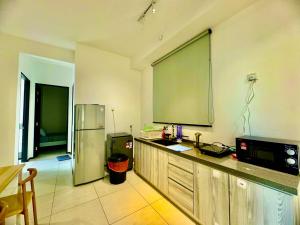 Stylish 3BR Retreat w Stunning Sea Views Fits 10 A29