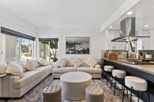 Steps to Lido Village and the Marina Heart of Lido Island WITH PARKING - 4hvězdičkové hotely ve městě Newport Beach