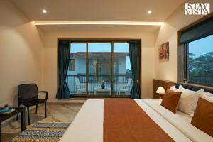 StayVista at Mount Bliss with Mountain Views, AC, WiFi