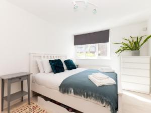 Pass the Keys Charming Tranquil 2 BR Kingston Escape London