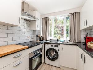 Pass the Keys Charming Tranquil 2 BR Kingston Escape London