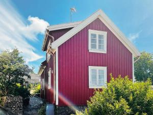 4 person holiday home in Rönnäng-By Traum