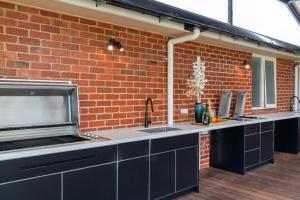 Country Home Stay, Animals, 2 Properties Sleeps 15