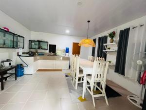 3BR Gray House with kitchen 5 mins walk to the beach 600mbps