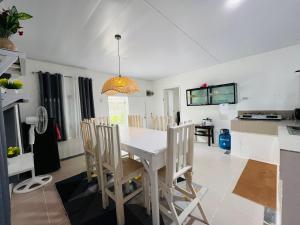 3BR Gray House with kitchen 5 mins walk to the beach 600mbps