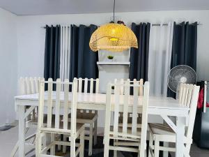 3BR Gray House with kitchen 5 mins walk to the beach 600mbps