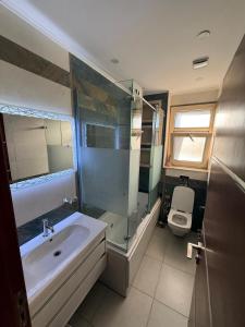 فيلا مع حمام سباحه وجاردن 0306-888-0106