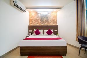 HOTEL SR PALACE, 5 mins from IGI & Domestic Airport Delhi