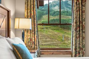 2 Bedroom Condo at the Lodge at Mountaineer Square Hot Tub and Pool