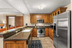 2 Bedroom Condo at the Lodge at Mountaineer Square Hot Tub and Pool