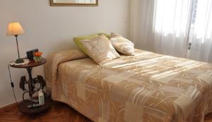 Hosp Italiano cómodo equipado con piano luz y sol Bienvenidos!