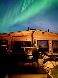 Upea Villa Lapin Kulta hirsihuvila Inarijärven rannalla