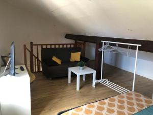 Studio rénové proche palais des sports