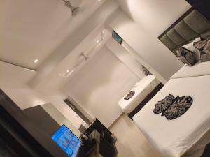Hotel Avi inn Near BY Golden Temple