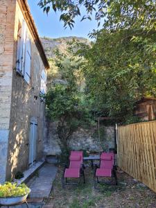 Maisonnette avec terrasse sur le Gardon