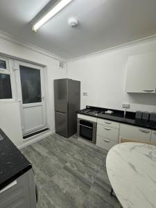 38LYW Large Ensuite Room - Stratford, London