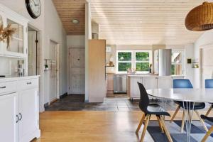 Charming Modern Summer House 4 Min From The Beach