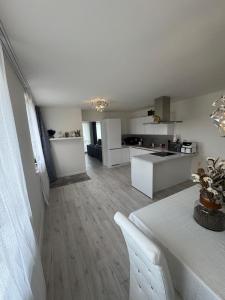 Luxurious 4-room apartment in a new building in the city center