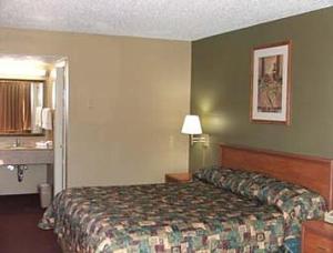 King Room - Non-Smoking room in Knights Inn Lebanon