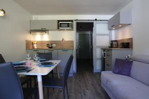 Studio cabine 2 étoiles centre centre La Clusaz pour 4p départ skis aux pieds