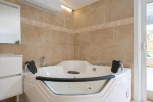 Bas de villa balnéo cheminée sauna