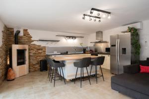 Bas de villa balnéo cheminée sauna