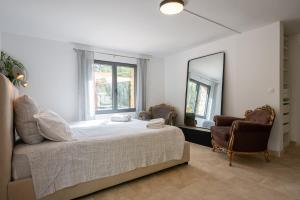 Bas de villa balnéo cheminée sauna