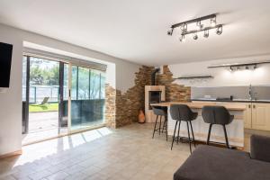 Bas de villa balnéo cheminée sauna