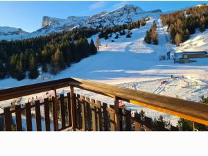 L Éclat des Sommets en face et aux pieds des pistes