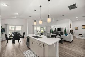 Chic Villages 3BR King Suite With Patio & Golf Cart