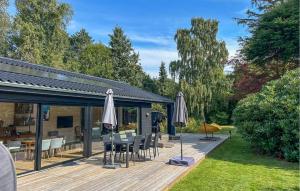Stunning Home In Dronningmølle
